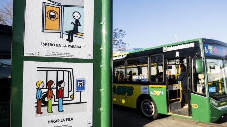 Pictogramas en la parada de colectivo de la línea 85 de Quilmes