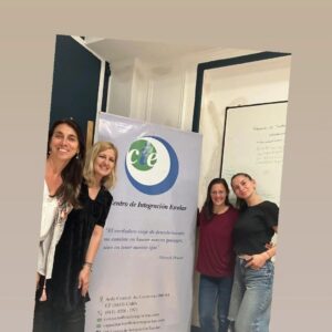 Equipo de CIE con Barby junto a un banner de la organización