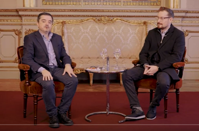 Captura de un momento de la entrevista donde se ven el entrevistador y fulco, sentados en el teatro Colón