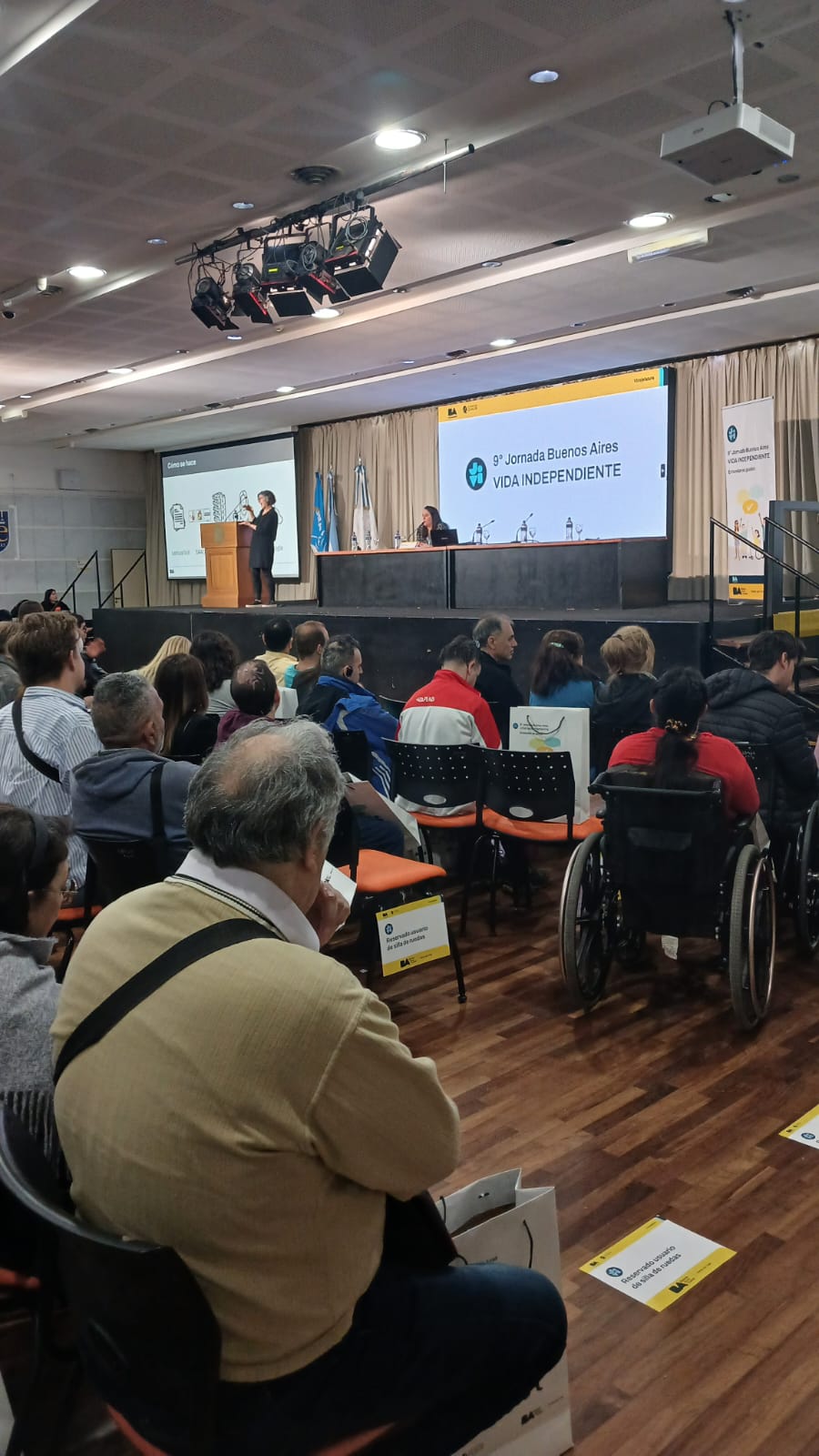 Blanca tejero exponiendo en la Jornada, frente al auditorio