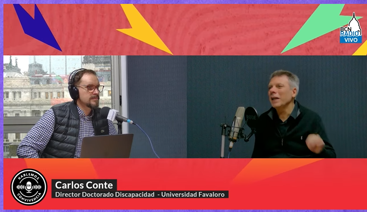 A la derecha de la pantalla se ve a Carlos Conte hablando. A la izquierda a Gustavo Fulco, con auriculares y micrófono. Debajo, el Logo de BCN Radio