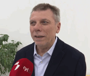 Captura de pantalla Carlos conte frente a un micrófono, hablando