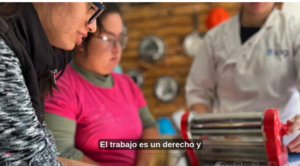 SE ven tres personas con discapacidad intelectual en primer plano, trabajando realizando pastas caseras