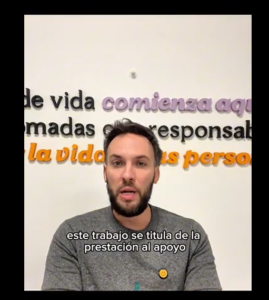 Captura de pantalla de un viedo de youtube. se ve un hombre de mediana edad hablando frente a la cámara