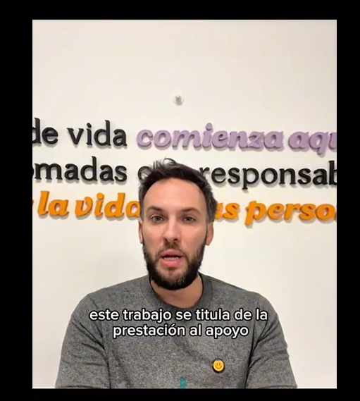 Captura de pantalla de un viedo de youtube. se ve un hombre de mediana edad hablando frente a la cámara