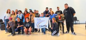Grupo de personas con y sin discapacidad co la bandera de Faidis adelante